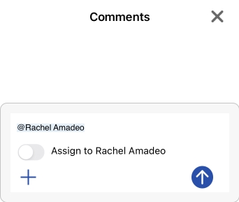 Captura de pantalla del menú desplegable Comentarios en iOS y de un usuario al que se le asigna una tarea