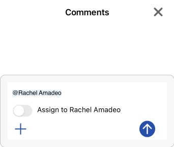 Schermata del riquadro a comparsa Commenti su iOS e dell'assegnazione di un'attività a un utente